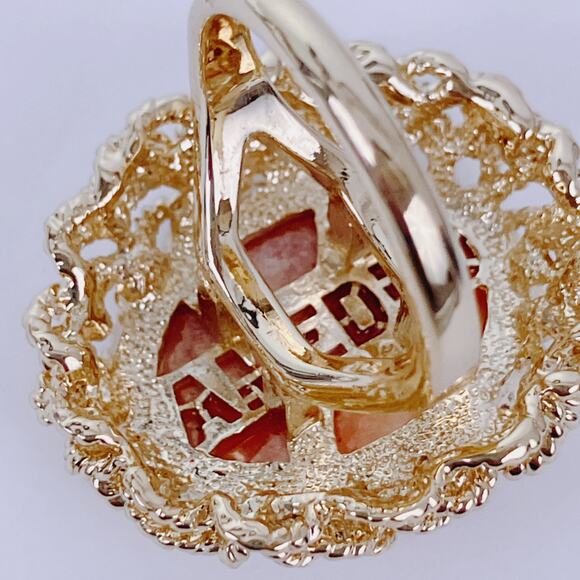 Signed Amedeo Gold Tone Victorian Revival Resin Cameo Statement Ring Size 7.25 - Picture 9 of 11